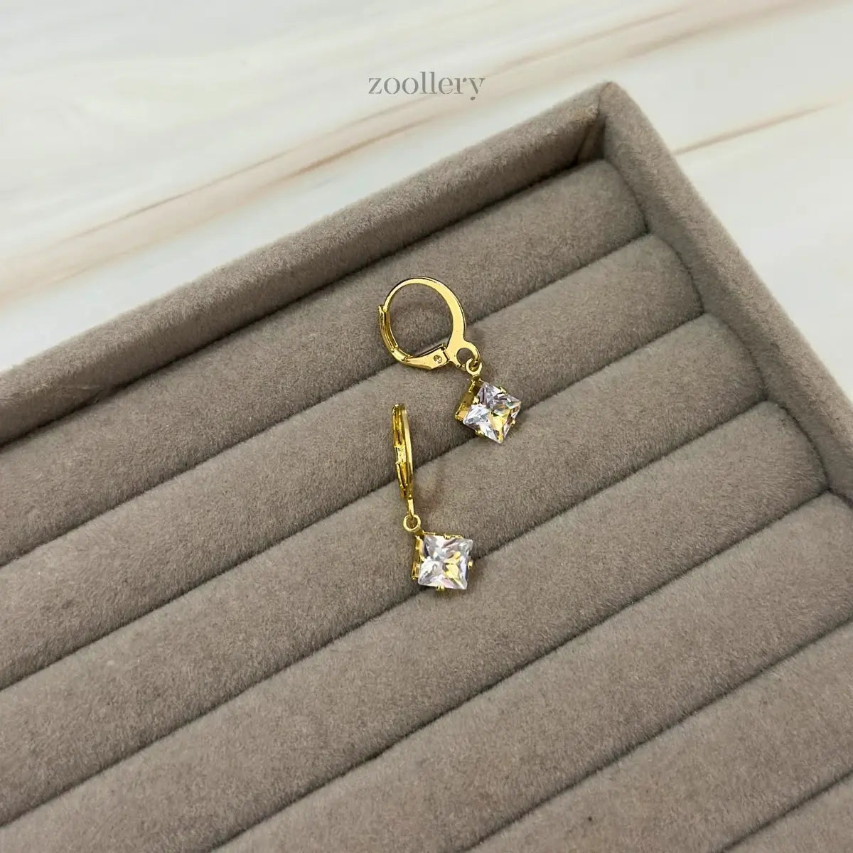 Glimmer Cube Charm (Gold)
