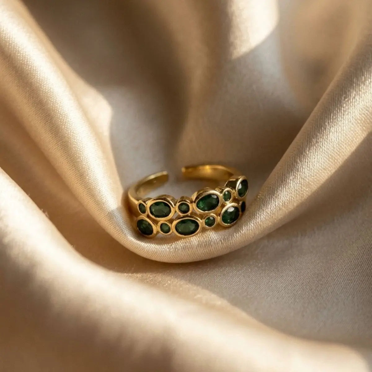 Solenne Ring (Emerald Green)