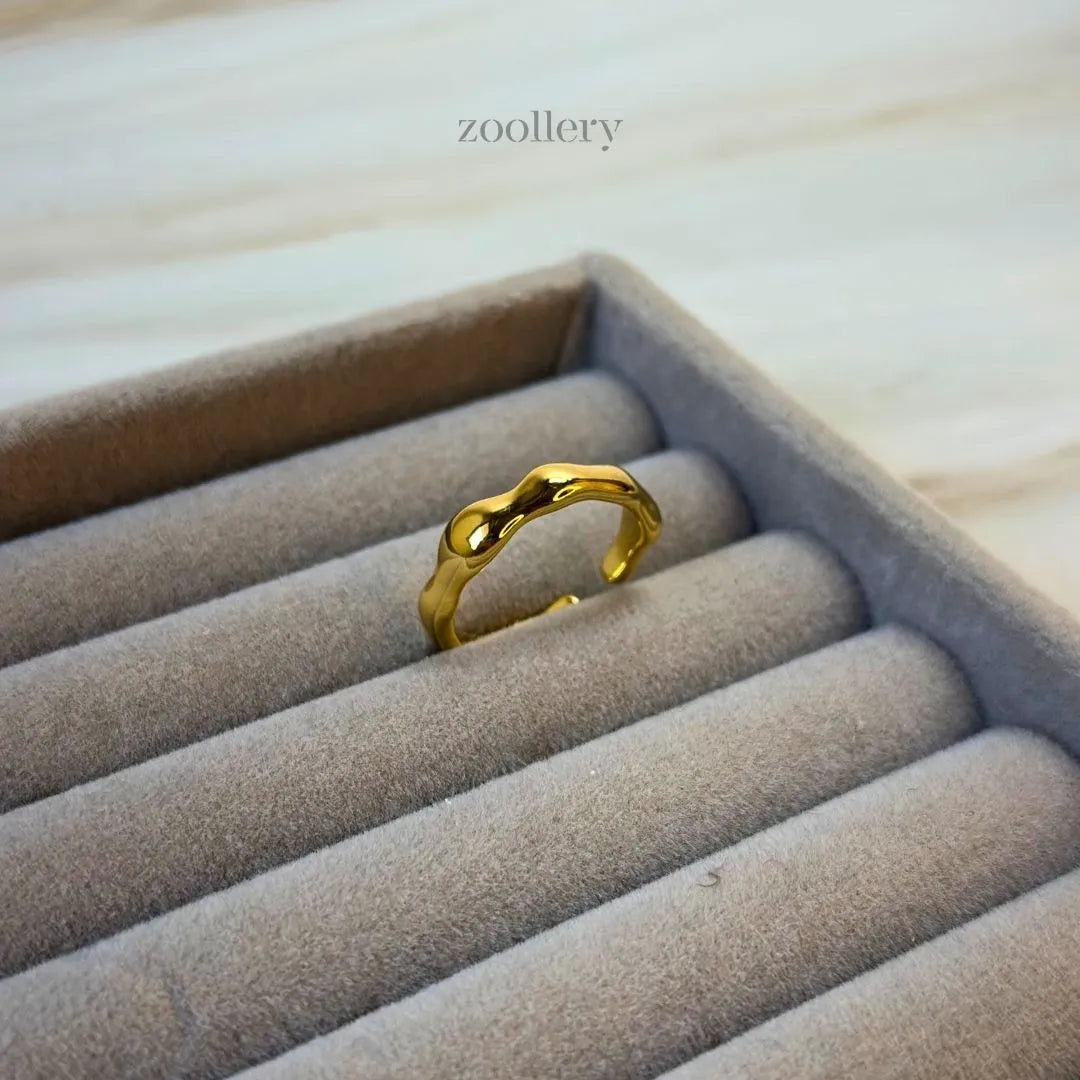 Wavy Edge Band (Gold)